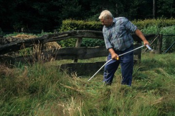 oude_gebruiken/79 Hooiberg, gras maaien met de zei